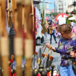 25.08.2017 Kielce. Mieszkańcy Kielc żegnają lato. / Marzena Mąkosa - Radio Kielce / Kieleckie stragany przyciągają mieszkańców do oglądania produktów