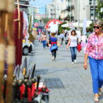 25.08.2017 Kielce. Mieszkańcy Kielc żegnają lato. / Marzena Mąkosa - Radio Kielce / Kieleckie stragany przyciągają mieszkańców do oglądania produktów