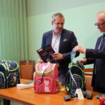 28.08.2017 Kielce. Przekazanie "energetycznych tornistrów" dla kieleckich pierwszaków. / Marzena Mąkosa - Radio Kielce / Dariusz Kozak - dyrektor Elektrociepłowni Kielce i Marek Scelina - dyrektor MOPR-u.