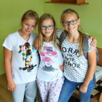 28.08.2017 Kielce. Zespół Szkół Ponadgimnazjalnych Nr 1. Dzieci z północy Polski odpoczną w Kielcach / Marzena Mąkosa - Radio Kielce / Na zdjęciu : Zuzia, Wiktoria i Patrycja