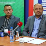 29.08.2017 Kielce. PSS "Społem" tytularnym sponsorem kieleckich siatkarzy / Marzena Mąkosa - Radio Kielce / Wiesław Tkaczuk - Wiceprezes Effector Kielce; Jacek Sęk - Wiceprezes Polskiego Związku Piłki Siatkowej