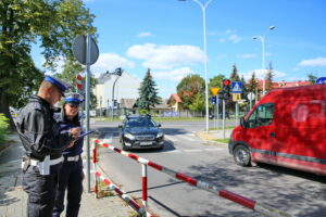 29.08.2017 Kielce. Kontrola terenów przy szkołach. / Marzena Mąkosa - Radio Kielce / Policjanci monitorują tereny przy szkołach. Na zdjęciu : sierż. Małgorzata Pędzik i mł.asp. Artur Majchrzak z Wydziału Ruchu Drogowego KMP Kielce