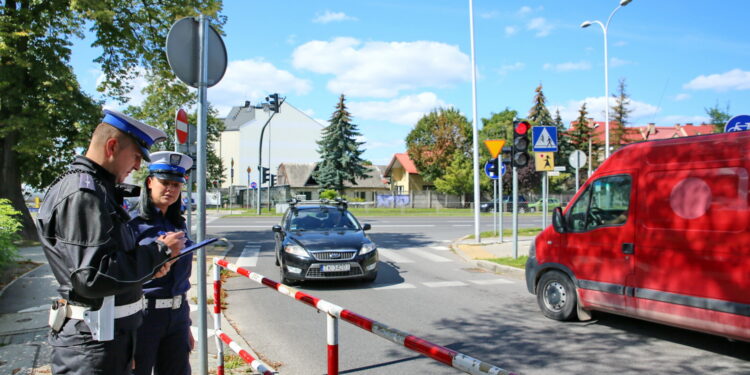 29.08.2017 Kielce. Kontrola terenów przy szkołach. / Marzena Mąkosa - Radio Kielce / Policjanci monitorują tereny przy szkołach. Na zdjęciu : sierż. Małgorzata Pędzik i mł.asp. Artur Majchrzak z Wydziału Ruchu Drogowego KMP Kielce