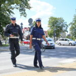 29.08.2017 Kielce. Kontrola terenów przy szkołach. / Marzena Mąkosa - Radio Kielce / Policjanci monitorują tereny przy szkołach. Na zdjęciu : sierż. Małgorzata Pędzik i mł.asp. Artur Majchrzak z Wydziału Ruchu Drogowego KMP Kielce