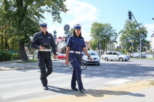 29.08.2017 Kielce. Kontrola terenów przy szkołach. / Marzena Mąkosa - Radio Kielce / Policjanci monitorują tereny przy szkołach. Na zdjęciu : sierż. Małgorzata Pędzik i mł.asp. Artur Majchrzak z Wydziału Ruchu Drogowego KMP Kielce