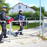 29.08.2017 Kielce. Kontrola terenów przy szkołach. / Marzena Mąkosa - Radio Kielce / Policjanci monitorują tereny przy szkołach. Na zdjęciu : sierż. Małgorzata Pędzik i mł.asp. Artur Majchrzak z Wydziału Ruchu Drogowego KMP Kielce