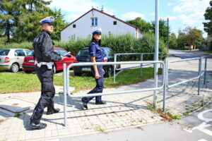 29.08.2017 Kielce. Kontrola terenów przy szkołach. / Marzena Mąkosa - Radio Kielce / Policjanci monitorują tereny przy szkołach. Na zdjęciu : sierż. Małgorzata Pędzik i mł.asp. Artur Majchrzak z Wydziału Ruchu Drogowego KMP Kielce