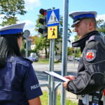 29.08.2017 Kielce. Kontrola terenów przy szkołach. / Marzena Mąkosa - Radio Kielce / Policjanci monitorują tereny przy szkołach. Na zdjęciu : sierż. Małgorzata Pędzik i mł.asp. Artur Majchrzak z Wydziału Ruchu Drogowego KMP Kielce