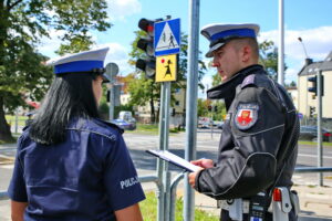 29.08.2017 Kielce. Kontrola terenów przy szkołach. / Marzena Mąkosa - Radio Kielce / Policjanci monitorują tereny przy szkołach. Na zdjęciu : sierż. Małgorzata Pędzik i mł.asp. Artur Majchrzak z Wydziału Ruchu Drogowego KMP Kielce