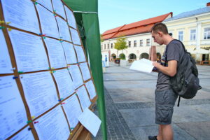 29.08.2017 Kielce. Targi pracy na kieleckim Rynku. / Marzena Mąkosa - Radio Kielce / Targi pracy na kieleckim Rynku