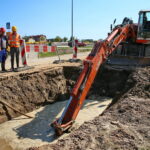 30.08.2017 Kielce. Awaria wodociągu na rondzie Czwartaków. / Marzena Mąkosa - Radio Kielce / Awaria wodociągu na rondzie Czwartaków w Kielcach