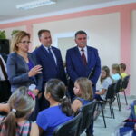 30.08.2017 Kielce. Briefing prasowy. Spotkanie sekretarza stanu w Ministerstwie Edukacji Narodowej z dziećmi z Nakła. / Marzena Mąkosa - Radio Kielce / Kazimierz Mądzik - świętokrzyski kurator oświaty, Agata Wojtyszek - wojewoda świętokrzyski, Marek Kwitek - poseł na sejm RP, Andrzej Kryj - poseł na sejm RP