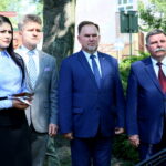 30.08.2017 Kielce. Briefing prasowy. Spotkanie sekretarza stanu w Ministerstwie Edukacji Narodowej z dziećmi z Nakła. / Marzena Mąkosa - Radio Kielce / Diana Głownia - rzecznik prasowy wojewody, Krzysztof Słoń - senator RP, Marek Kwitek - poseł na sejm RP, Andrzej Kryj - poseł na sejm RP