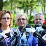 30.08.2017 Kielce. Briefing prasowy. Spotkanie sekretarza stanu w Ministerstwie Edukacji Narodowej z dziećmi z Nakła. / Marzena Mąkosa - Radio Kielce / Briefing prasowy. Agata Wojtyszek - wojewoda świętokrzyski, Marzena Machałek - sekretarz stanu w Ministerstwie Edukacji Narodowej oraz Kazimierz Mądzik - świętokrzyski kurator oświaty