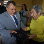 Stefania Zaręba oraz starosta jędrzejowski Edmund Kaczmarek / Ewa Pociejowska-Gawęda / Radio Kielce