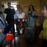 Stefania Zaręba oraz starosta jędrzejowski Edmund Kaczmarek / Ewa Pociejowska-Gawęda / Radio Kielce