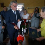 Stefania Zaręba oraz starosta jędrzejowski Edmund Kaczmarek i wicewojewoda Andrzej Bętkowski / Ewa Pociejowska-Gawęda / Radio Kielce