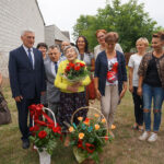 Stefania Zaręba wraz ze starostą jędrzejowskim Edmundem Kaczmarkiem, wicewojewodą Andrzejem Bętkowskim i wójtem Wodzisławia Bożeną Szczypiór / Ewa Pociejowska-Gawęda / Radio Kielce