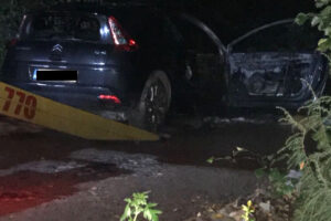 W samochodzie, który spłonął w Ciekotach znajdowały się zwłoki dwóch osób / Dawid Skowroński - TVP3 Kielce / W samochodzie, który spłonął w Ciekotach znajdowały się zwłoki dwóch osób