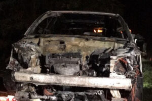 W samochodzie, który spłonął w Ciekotach znajdowały się zwłoki dwóch osób / Dawid Skowroński - TVP3 Kielce / W samochodzie, który spłonął w Ciekotach znajdowały się zwłoki dwóch osób