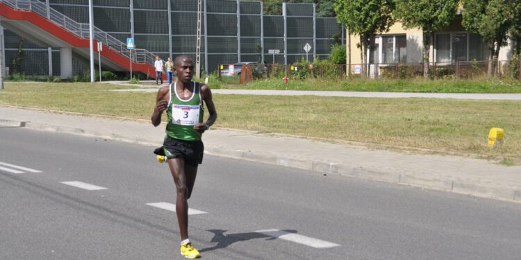 Zwycięzca XIV Półmaratonu Wtórpol Kenijczyk Robert Wambua Mbithi / Radio Kielce / W 2014 roku zwyciężył Kenijczyk Robert Wambua Mbithi