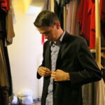 22.08.2017 Kielce. Przygotowania do spektaklu "Wesele" Stanisława Wyspiańskiego. / Marzena Mąkosa - Radio Kielce / Wybór kostiumów. Marcin Różyc