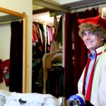 22.08.2017 Kielce. Przygotowania do spektaklu "Wesele" Stanisława Wyspiańskiego. / Marzena Mąkosa - Radio Kielce / Wybór kostiumów. Marcin Różyc