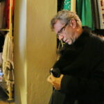 22.08.2017 Kielce. Przygotowania do spektaklu "Wesele" Stanisława Wyspiańskiego. / Marzena Mąkosa - Radio Kielce / Wybór kostiumów. Ryszard Koziej