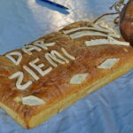 31.08.2017 Kielce. Przygotowania do spektaklu "Wesele" Stanisława Wyspiańskiego. / Karol Żak - Radio Kielce / Chleb weselny