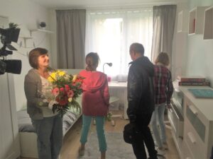 Fundacja "Fabryka Marzeń" oddaje rodzinie Chatysów wyremontowane mieszkanie / Monika Miller / Radio Kielce