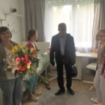 Fundacja "Fabryka Marzeń" oddaje rodzinie Chatysów wyremontowane mieszkanie / Monika Miller / Radio Kielce