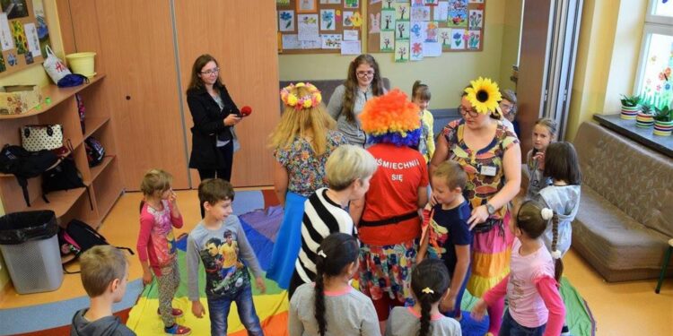 Wolontariusze z fundacji "Dr Clown" uczyli w Kielcach jak walczyć ze stresem / Facebook