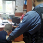 Świętokrzyska policja zatrzymała 26-letniego mężczyznę podejrzanego o próbę wyłudzenia metodą „na policjanta” / KMP w Kielcach