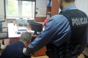 Świętokrzyska policja zatrzymała 26-letniego mężczyznę podejrzanego o próbę wyłudzenia metodą „na policjanta” / KMP w Kielcach