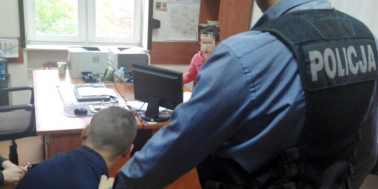 Świętokrzyska policja zatrzymała 26-letniego mężczyznę podejrzanego o próbę wyłudzenia metodą „na policjanta” / KMP w Kielcach