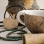 Bransolety z brązu, Witów,  pow. Kazimierza Wielka, kultura łużycka (1100 – 900 r. p.n.e.); naczynia gliniane, Kobylniki, pow. Busko Zdrój, kultura przeworska (200 r. p.n.e. – 160 r.) i Wiślica, pow. Busko Zdrój, wczesne średniowiecze (X/XI – poł. XIII w.); grzebień kościany, Kobylniki, pow. Busko Zdrój, kultura przeworska (80 – 260 r.); oprawka rogowa, Wiślica, pow. Busko Zdrój, wczesne średniowiecze (X/XI – poł. XIII w.) / Muzeum Narodowe w Kielcach / Bransolety z brązu, Witów,  pow. Kazimierza Wielka, kultura łużycka (1100 – 900 r. p.n.e.); naczynia gliniane, Kobylniki, pow. Busko Zdrój, kultura przeworska (200 r. p.n.e. – 160 r.) i Wiślica, pow. Busko Zdrój, wczesne średniowiecze (X/XI – poł. XIII w.); grzebień kościany, Kobylniki, pow. Busko Zdrój, kultura przeworska (80 – 260 r.); oprawka rogowa, Wiślica, pow. Busko Zdrój, wczesne średniowiecze (X/XI – poł. XIII w.)