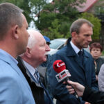 Zajączków, gmina Piekoszów - program „Interwencja”. Andrzej Jabłoński - dyrektor produkcji Nordkalk na wschodnią Europę, Jerzy Kwiatek - dyrektor Zakładu Nordkalk w Miedziance, Zbigniew Piętek - wójt gminy Piekoszów / Piotr Michalski / Radio Kielce