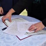 Dokumenty, które trafiły do nowej kapsuły czasu / Emilia Sitarska / Radio Kielce