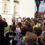 Ksiądz Adam Gucwa opowiada dzieciom o odnalezionych dokumentach i histroii kościoła / Emilia Sitarska / Radio Kielce