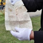 Ksiądz Adam Gucwa prezentuje dokument z 1867 roku / Emilia Sitarska / Radio Kielce