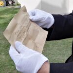 Ksiądz Adam Gucwa prezentuje dokument z 1867 roku / Emilia Sitarska / Radio Kielce