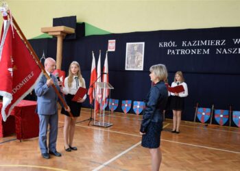 Król Kazimierz Wielki patronem Szkoły Podstawowej nr 2. Burmistrz Sandomierza Marek Bronkowski przekazuje sztandar na ręce dyrektor  SP nr 2 Elżbiety Sobolewskiej. / Grażyna Szlęzak - Wójcik / Radio Kielce