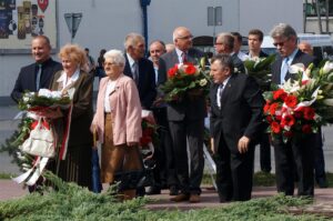 01.09.2017 Jędrzejów. 78 rocznica wybuchu II wojny światowej. Uroczystości przed pomnikiem Bohaterów Ziemi Jędrzejowskiej. / Ewa Pociejowska-Gawęda - Radio Kielce / 01.09.2017 Jędrzejów. 78 rocznica wybuchu II wojny światowej.