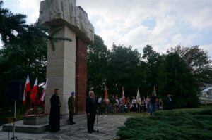 01.09.2017 Jędrzejów. 78 rocznica wybuchu II wojny światowej. Uroczystości przed pomnikiem Bohaterów Ziemi Jędrzejowskiej. / Ewa Pociejowska-Gawęda - Radio Kielce / 01.09.2017 Jędrzejów. 78 rocznica wybuchu II wojny światowej. Uroczystości przed pomnikiem Bohaterów Ziemi Jędrzejowskiej.