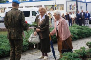 01.09.2017 Jędrzejów. 78 rocznica wybuchu II wojny światowej. Uroczystości przed pomnikiem Bohaterów Ziemi Jędrzejowskiej. / Ewa Pociejowska-Gawęda - Radio Kielce / 01.09.2017 Jędrzejów. 78 rocznica wybuchu II wojny światowej. Uroczystości przed pomnikiem Bohaterów Ziemi Jędrzejowskiej.