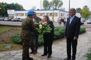 01.09.2017 Jędrzejów. 78 rocznica wybuchu II wojny światowej. Uroczystości przed pomnikiem Bohaterów Ziemi Jędrzejowskiej. / Ewa Pociejowska-Gawęda - Radio Kielce / 01.09.2017 Jędrzejów. 78 rocznica wybuchu II wojny światowej. Uroczystości przed pomnikiem Bohaterów Ziemi Jędrzejowskiej.