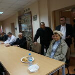 03.09.2017 Jasionna. Wypadek autokaru. Poszkodowani znaleźli schronienie w siedzibie Komendy Powiatowej Państwowej Straży Pożarnej w Jędrzejowie. / Ewa Pociejowska-Gawęda - Radio Kielce / 03.09.2017 Jasionna. Wypadek autokaru. Poszkodowani znaleźli schronienie w siedzibie Komendy Powiatowej Państwowej Straży Pożarnej w Jędrzejowie. Do poszkodowanych przyjechał starosta jędrzejowski Edmund Kaczmarekanych starosta jędrzejowski E