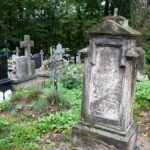 Cmentarz parafialny. Odnowienie nagrobka Salomei Skłodowskiej, babki Marie-Curie Skłodowskiej. Najstarsza część cmentarza / Bartłomiej Zapała / Radio Kielce