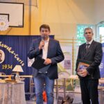 Szkoła Podstawowa. Odnowienie nagrobka Salomei Skłodowskiej, babki Marie-Curie Skłodowskiej. Grzegorz Skiba i Jerzy Snopek, dyrektor szkoły / Bartłomiej Zapała / Radio Kielce