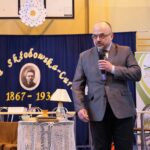 Szkoła Podstawowa. Odnowienie nagrobka Salomei Skłodowskiej, babki Marie-Curie Skłodowskiej. Prof. Piotr Borowski, prodziekan Wydziału Chemii Uniwersytetu Marie Curie-Skłodowskiej w Lublinie / Bartłomiej Zapała / Radio Kielce